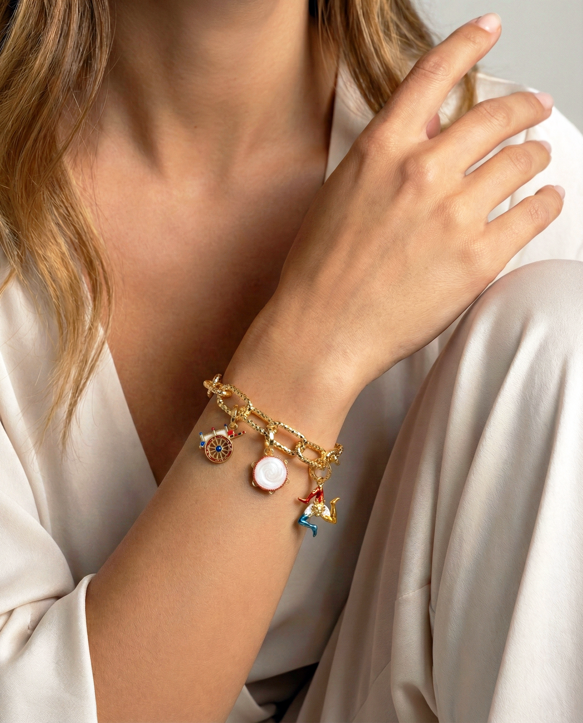 Charm Sicilia, Tamburello e Trinacria sul bracciale Isola Bella Gioielli