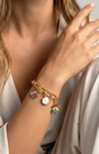 Indossato con charm Trinacria