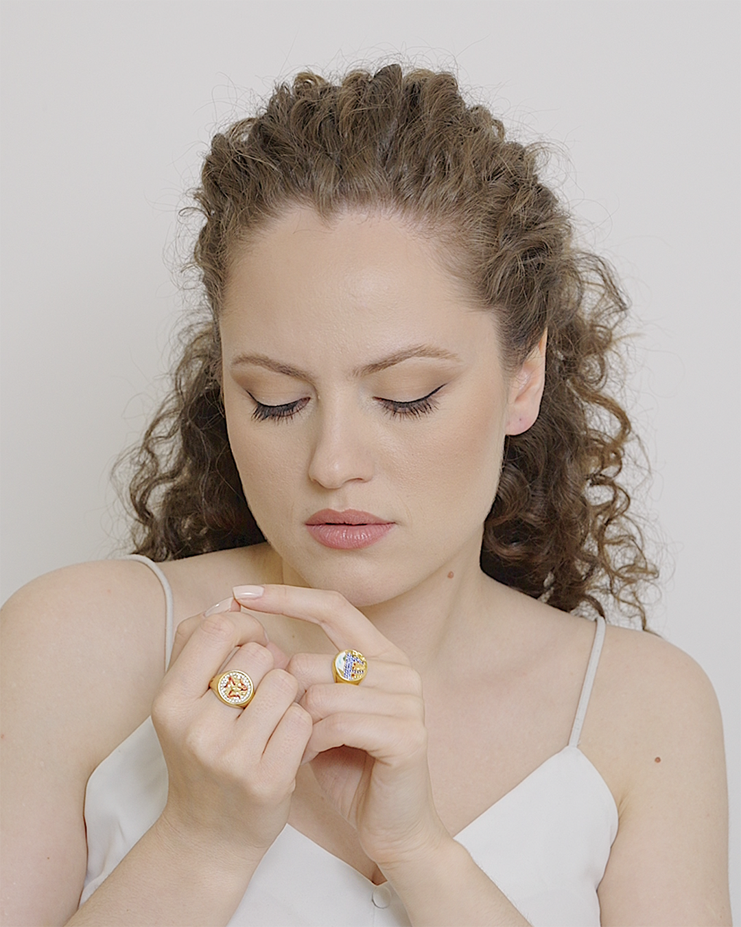 Round Trinacria Lapilli Gold Ring